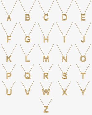 Collana con lettera iniziale audace