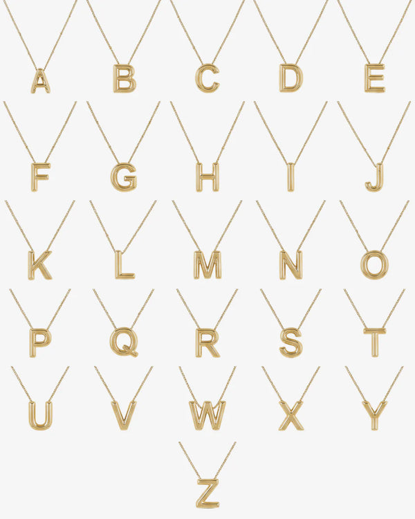 Collana con lettera iniziale audace